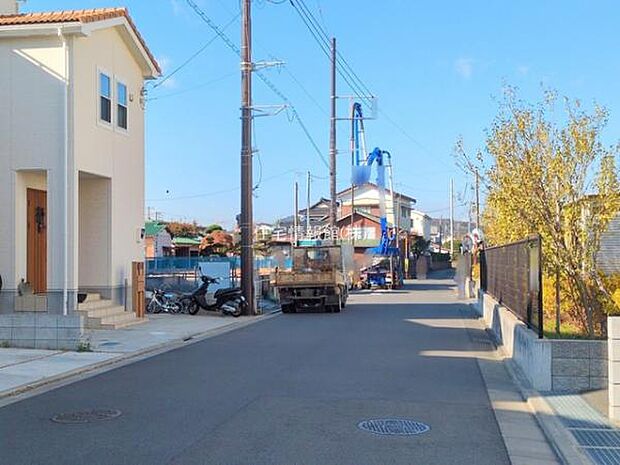 前面道路を含めた現地写真です。