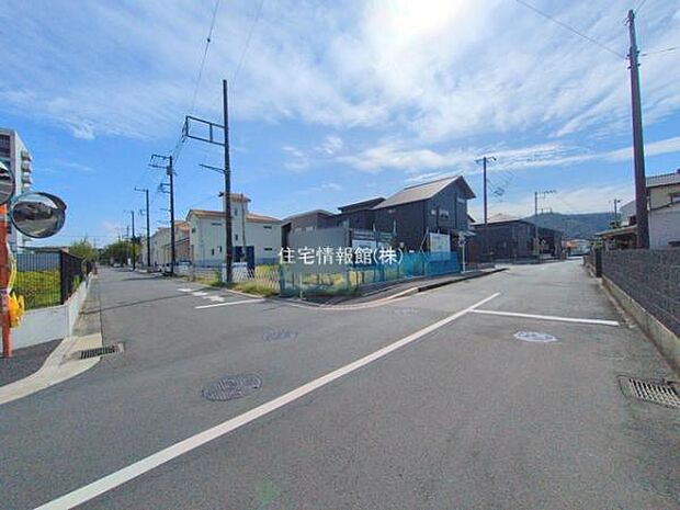 前面道路を含めた現地写真です。