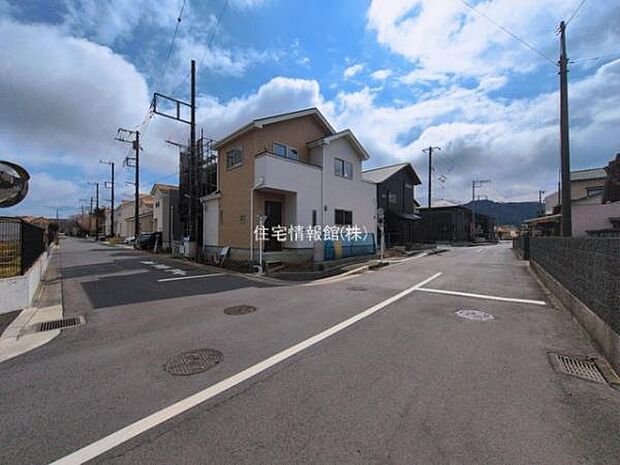 前面道路を含めた現地写真です。