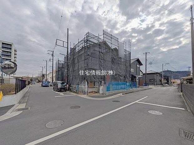 前面道路を含めた現地写真です。