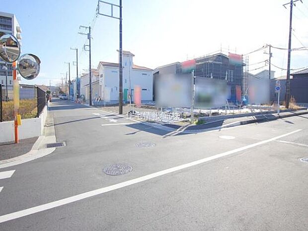 前面道路を含めた現地写真です。