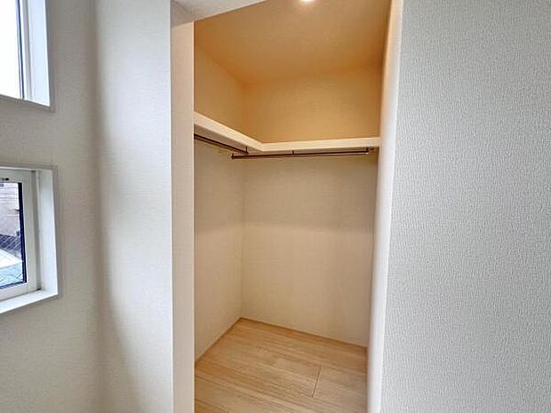 ウォークインクローゼットがあり収納スペースも豊富。季節物もスッキリ片付きそうです。