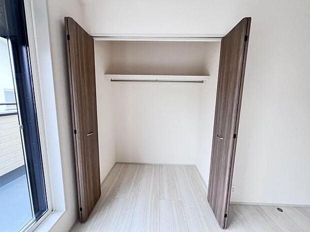 いつでもお部屋をスッキリお使い頂ける収納スペースを設置。