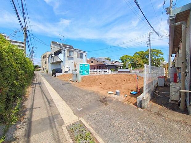 前面道路を含めた現地写真です。