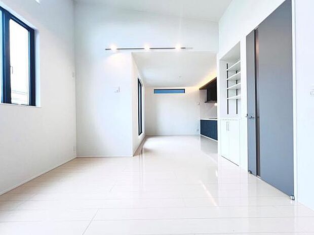 暖かな日差しが差し込むリビングダイニングです。