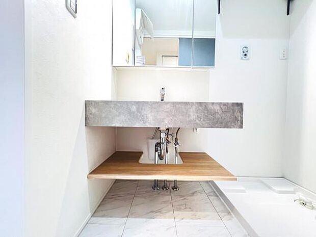 洗面化粧台です。朝の身支度から1日が始まります。