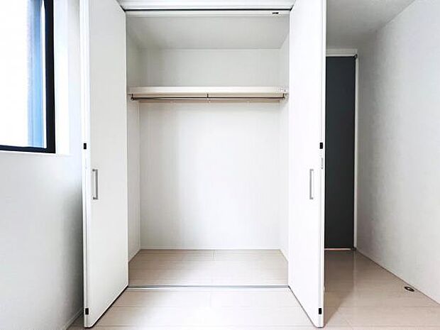 いつでもお部屋をスッキリお使い頂ける収納スペースを設置。