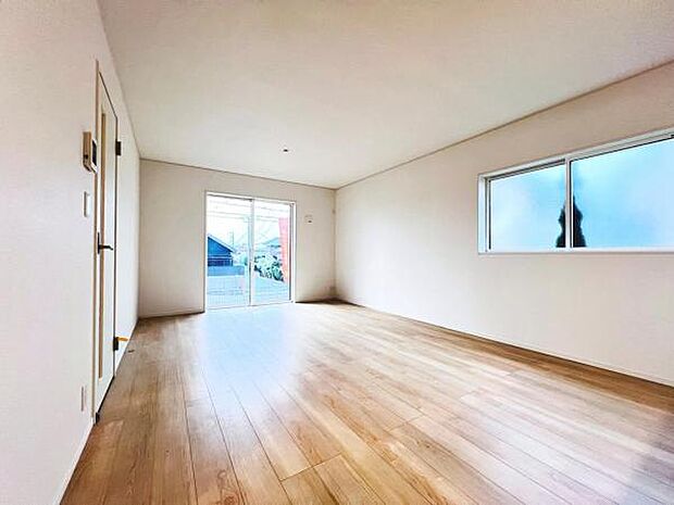 明るい日差しが入る風通しの良いリビングです。