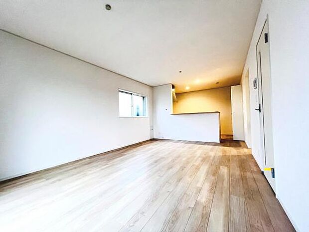 お食事中もキッチンと会話が楽しめるダイニングスペース。