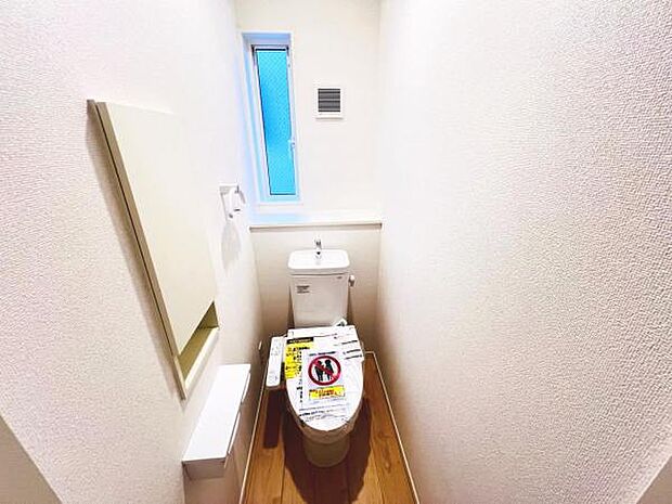 シャワー洗浄機能付のトイレは、清潔感が印象的な空間ですね。