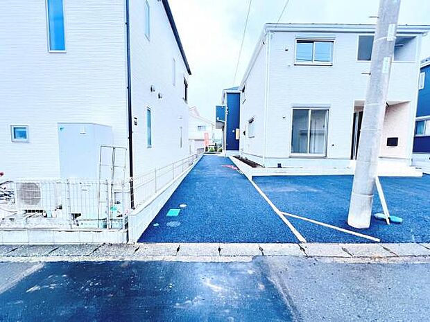 前面道路を含めた現地写真です。