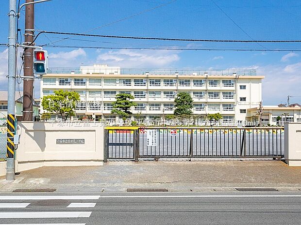 平塚市立富士見小学校まで約400m(徒歩5分)