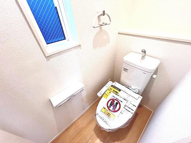 シャワー洗浄機能付のトイレは、清潔感が印象的な空間ですね。