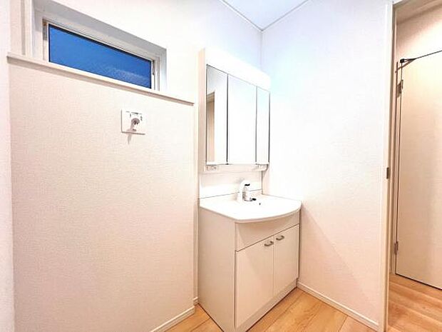 洗面化粧台です。朝の身支度から1日が始まります。