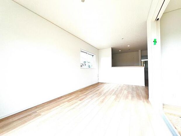 お食事中もキッチンと会話が楽しめるダイニングスペース。