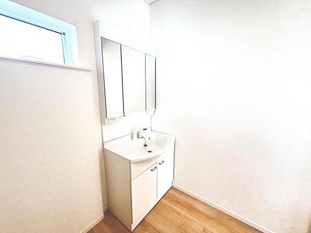 洗面化粧台です。朝の身支度から1日が始まります。