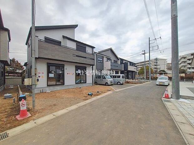 前面道路を含めた現地写真です。