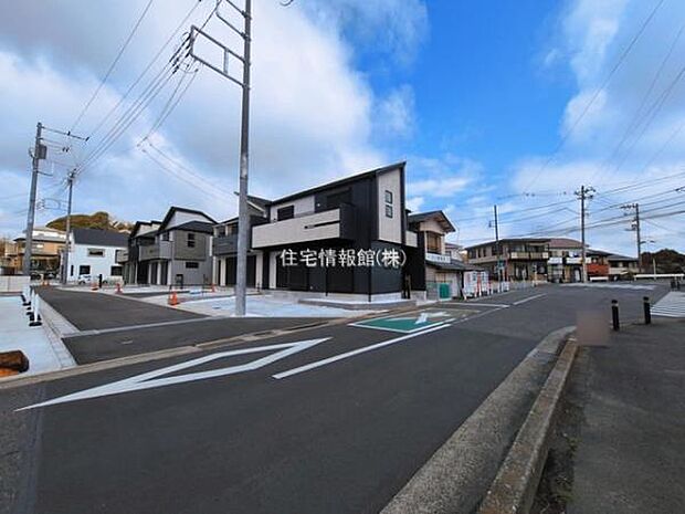 前面道路を含めた現地写真です。