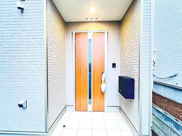 綺麗で明るい玄関でお客様をお迎えいただけます。