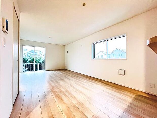 明るい日差しが入る風通しの良いリビングです。