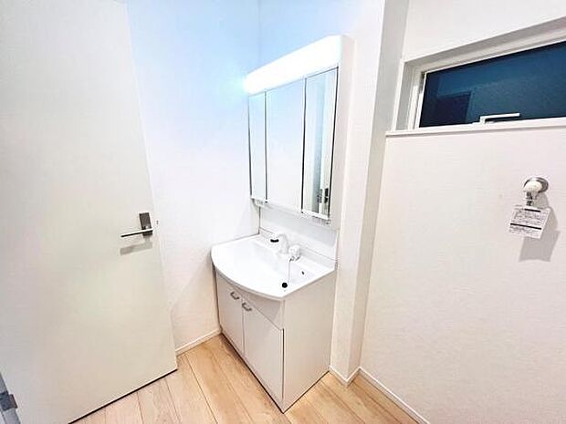 洗面化粧台です。朝の身支度から1日が始まります。