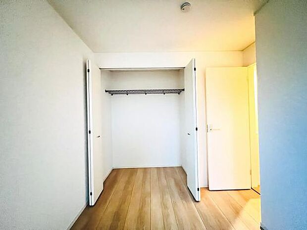 ウォークインクローゼットがあり収納スペースも豊富。季節物もスッキリ片付きそうです。