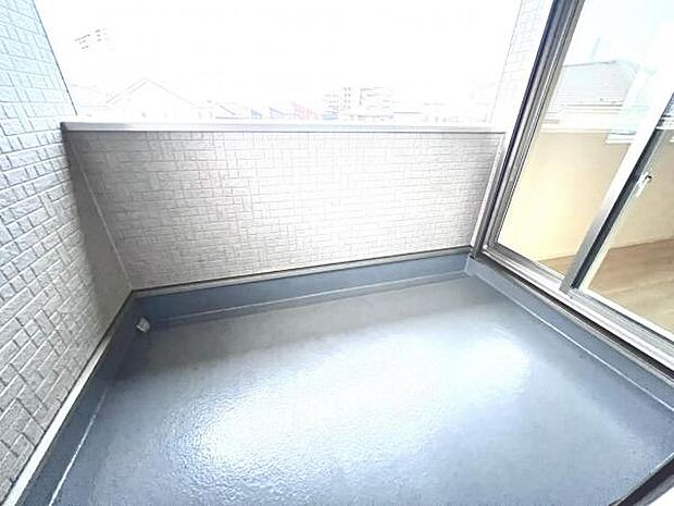 広々バルコニーで布団やレジャーシートなど大きな物も簡単に干すことができお洗濯も楽しくなりそうですね。