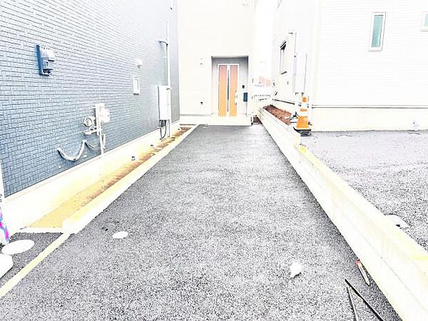 駐車場ももちろん完備しておりますのでお車所有の方にも心強いです。