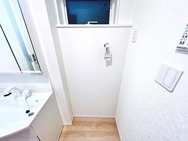 独立洗面台の横にはランドリースペースがございます。