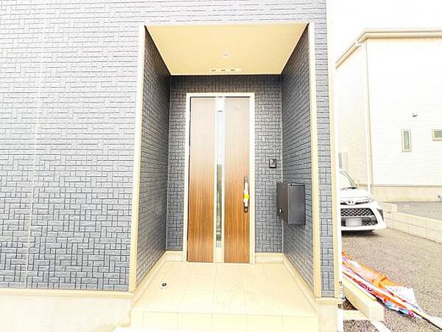 綺麗で明るい玄関でお客様をお迎えいただけます。