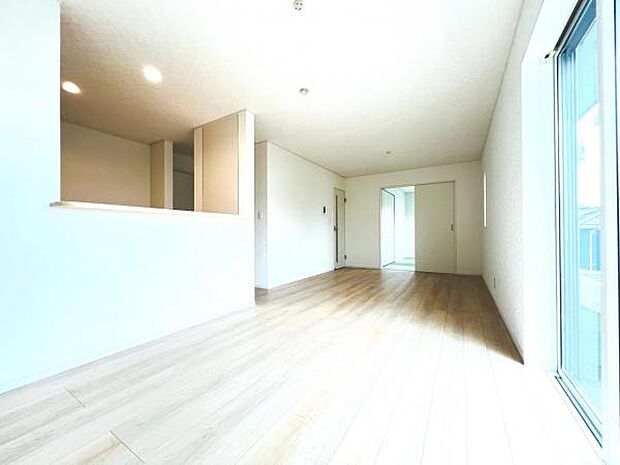 ご家族みんながゆったりくつろげる広々リビングです。