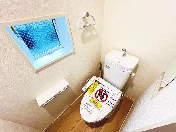 シャワー洗浄機能付のトイレは、清潔感が印象的な空間ですね。