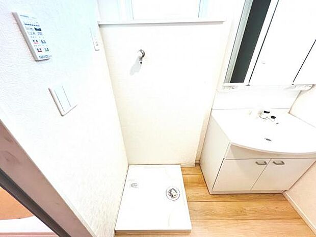 独立洗面台の横にはランドリースペースがございます。