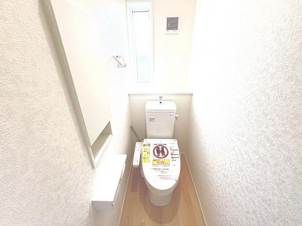 シャワー洗浄機能付のトイレは、清潔感が印象的な空間ですね。