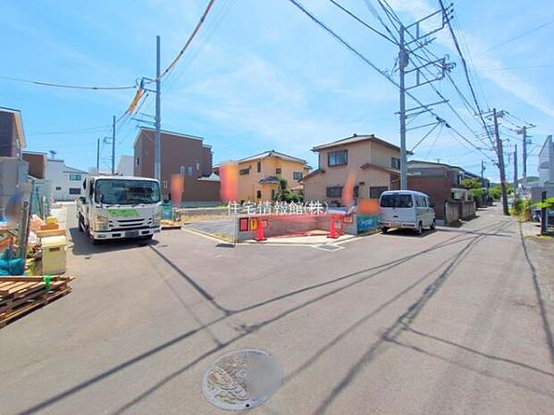 前面道路を含めた現地写真です。