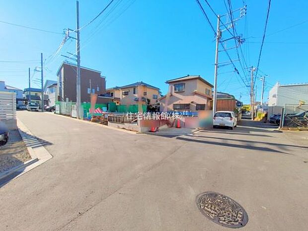 前面道路を含めた現地写真です。