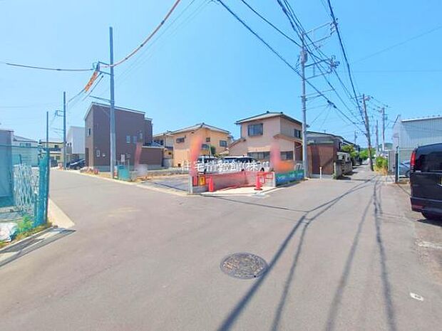 前面道路を含めた現地写真です。