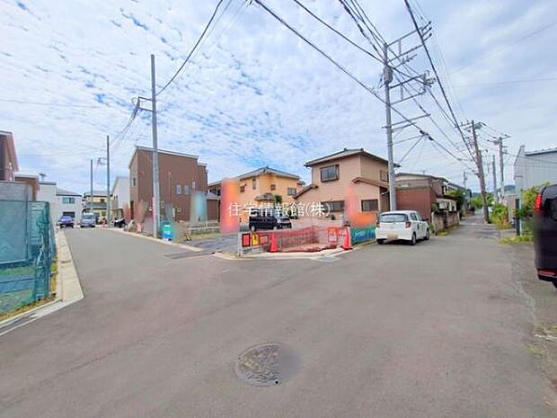 前面道路を含めた現地写真です。