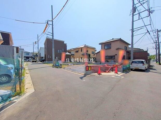 前面道路を含めた現地写真です。