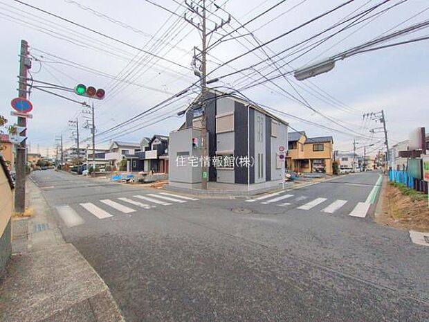 前面道路を含めた現地写真です。