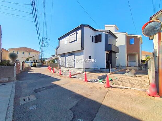 前面道路を含めた現地写真です。