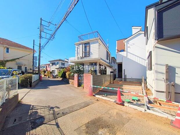 前面道路を含めた現地写真です。