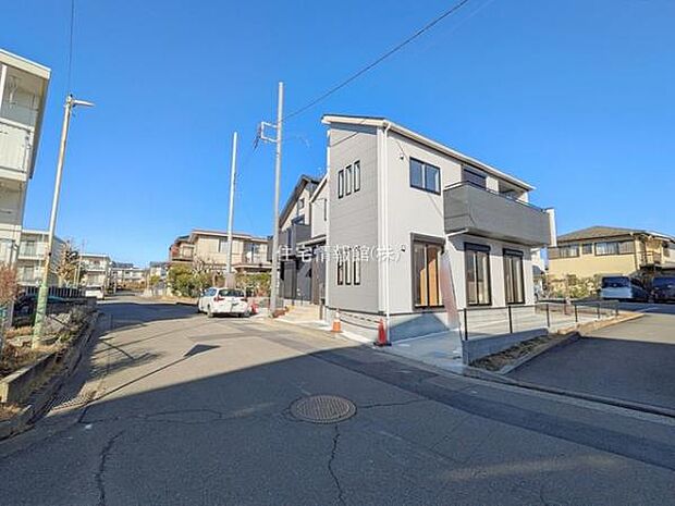 前面道路を含めた現地写真です。