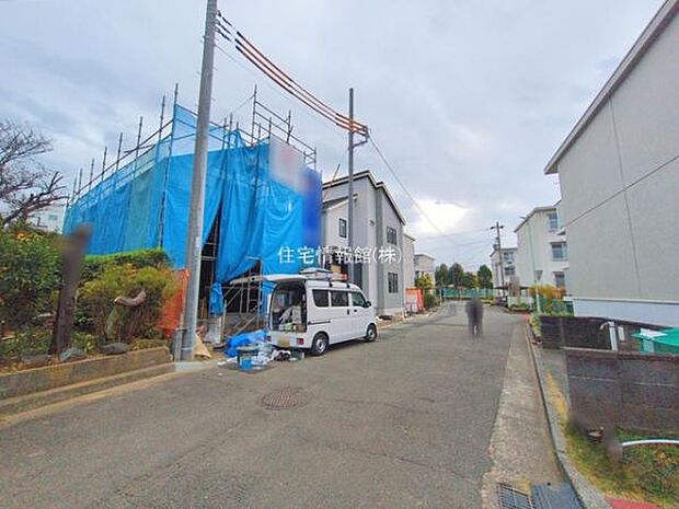 前面道路を含めた現地写真です。