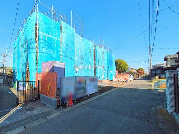 前面道路を含めた現地写真です。