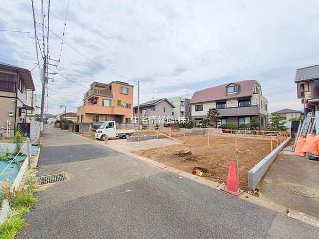 前面道路を含めた現地写真です。