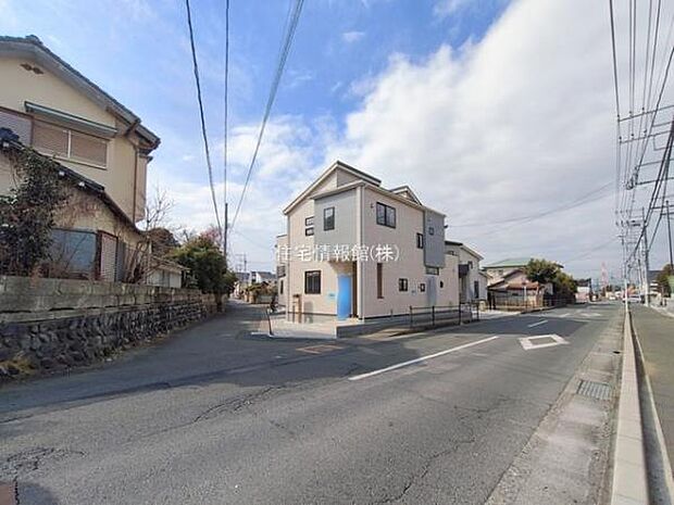 前面道路を含めた現地写真です。