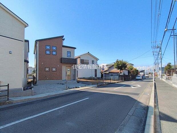 前面道路を含めた現地写真です。