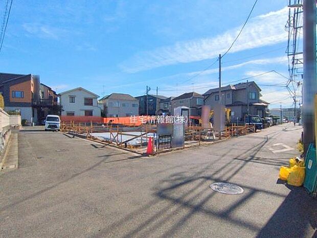 前面道路を含めた現地写真です。