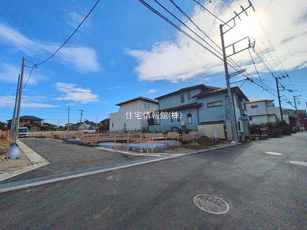 前面道路を含めた現地写真です。